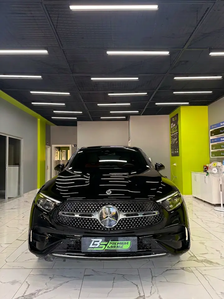 Atölyede siyah Mercedes otomobilin önden görünümü